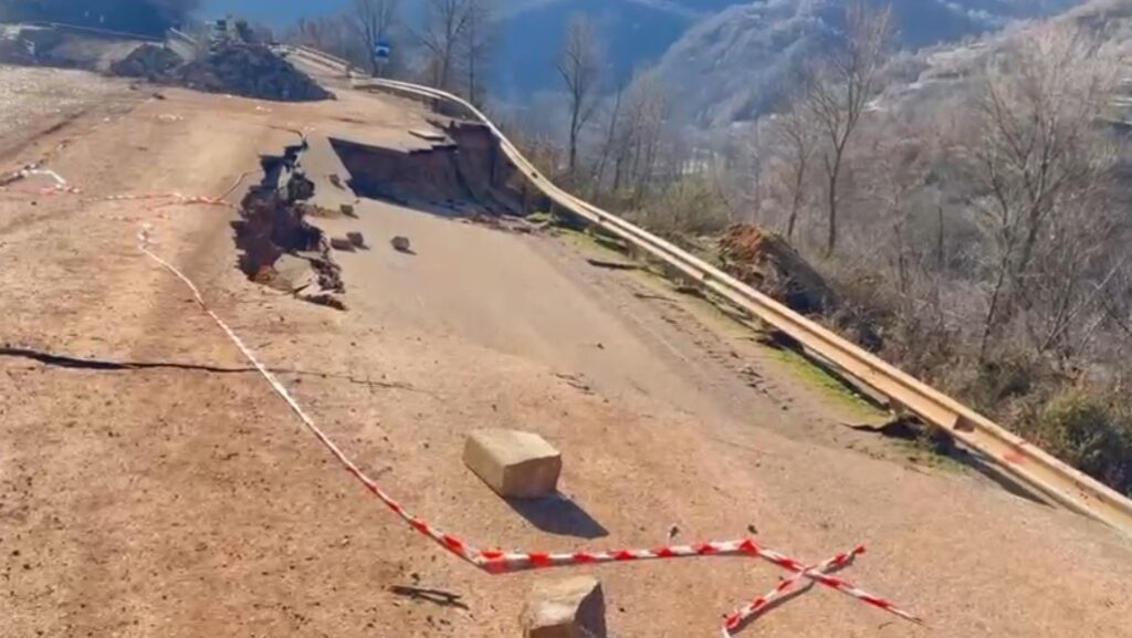 Bllokimi i rrugës godet turizmin në Korçë-Pogradec dhe rrit çmimet në treg